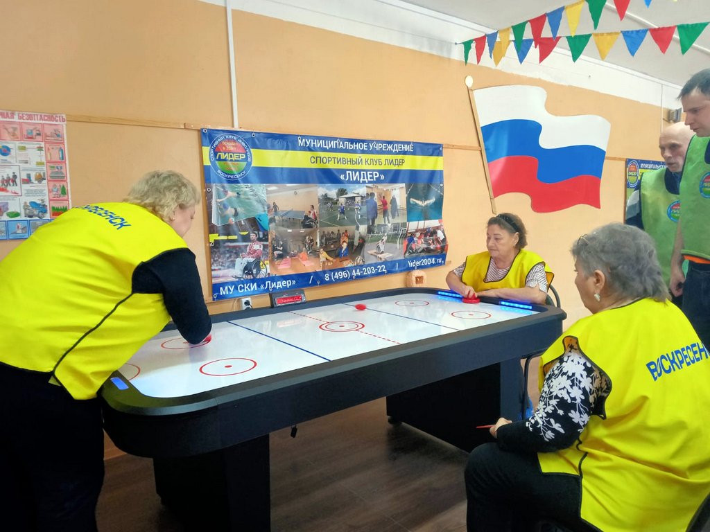 При поддержке «ВМУ» в Подмосковье прошел первый турнир по аэрохоккею среди инвалидов
