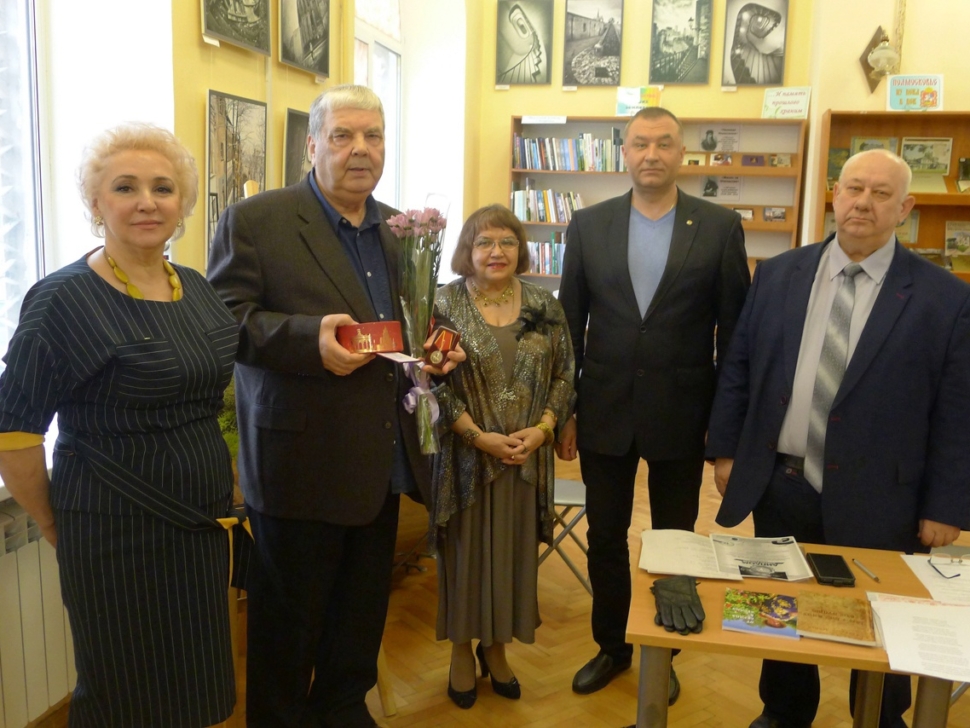 Встретились друзья-писатели LV5pj3RL6yY