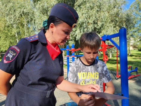 Сотрудники Госавтоинспекции напомнили детям о правилах поведения во дворах