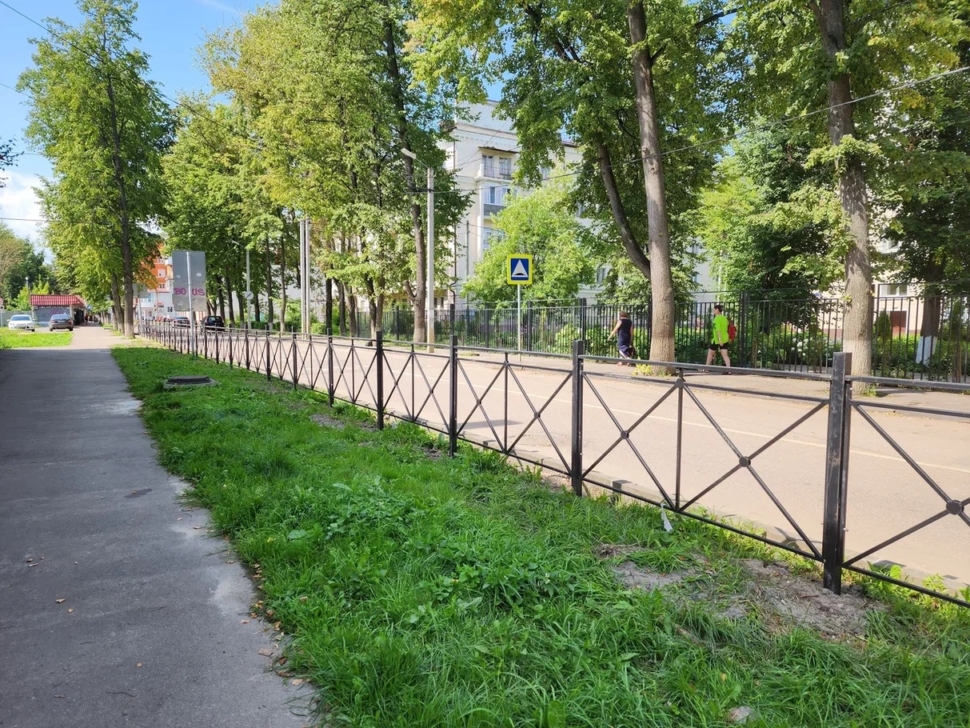 Возле школы № 2 установили ограждения для безопасности учащихся Возле школы № 2 установили ограждения для безопасности учащихся