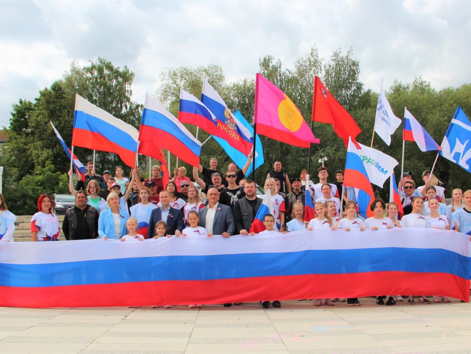 Сотрудники филиала «ВМУ» поучаствовали в автопробеге ко Дню флага РФ Сотрудники филиала «ВМУ» поучаствовали в автопробеге ко Дню флага РФ