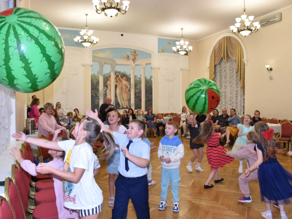 На бал и в школу! На бал и в школу!