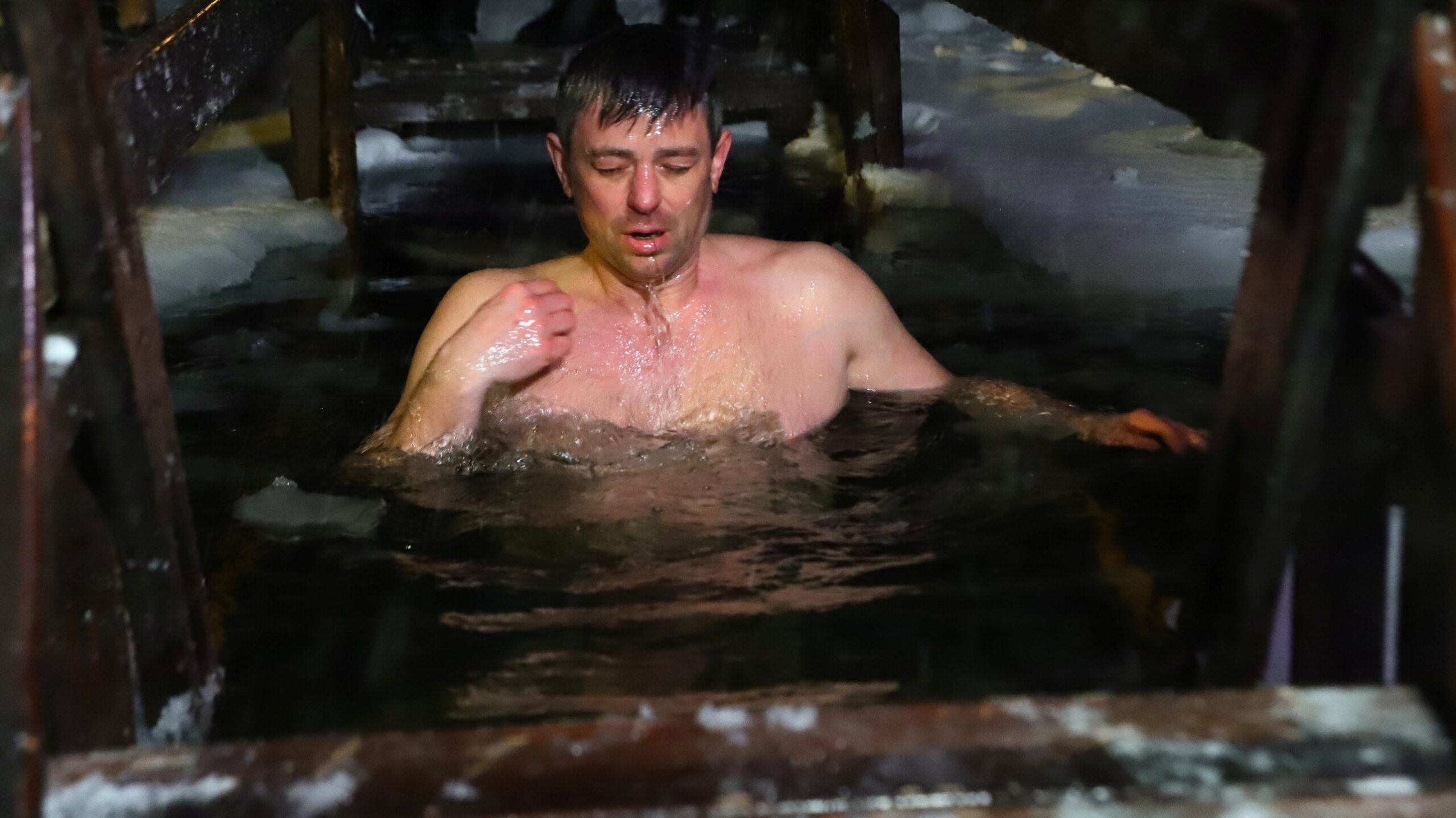 Крестят новорожденного ребенка. Дети в храме. Саратов свято троицкий собор крещение детей. Крещение младенца. Крещение окунал.