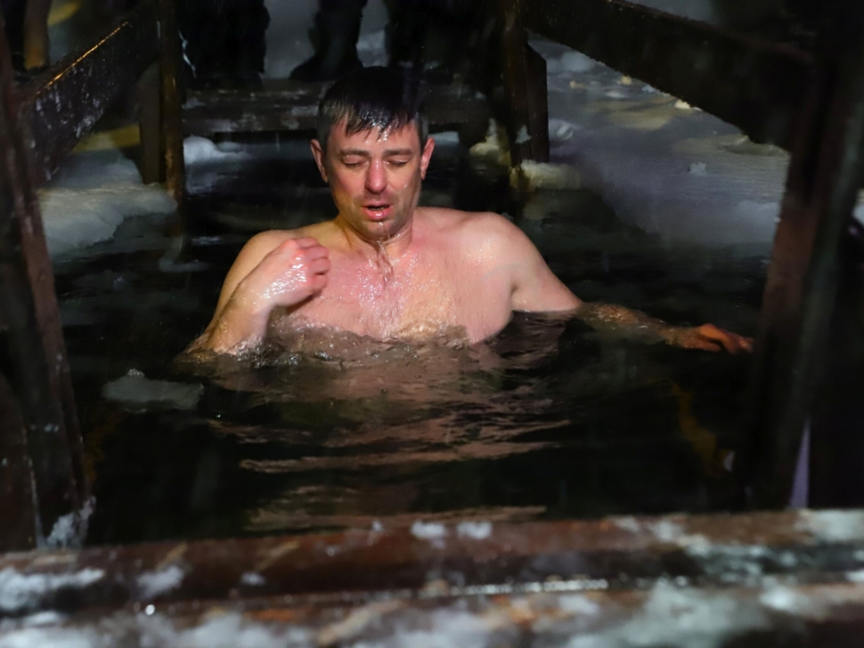 Более 400 воскресенцев окунулись в иордань в канун Крещения